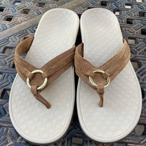 Vionic Tide ALOE Toe Post Toffee Suede Sandal Orthotic Arch Support sz 9
